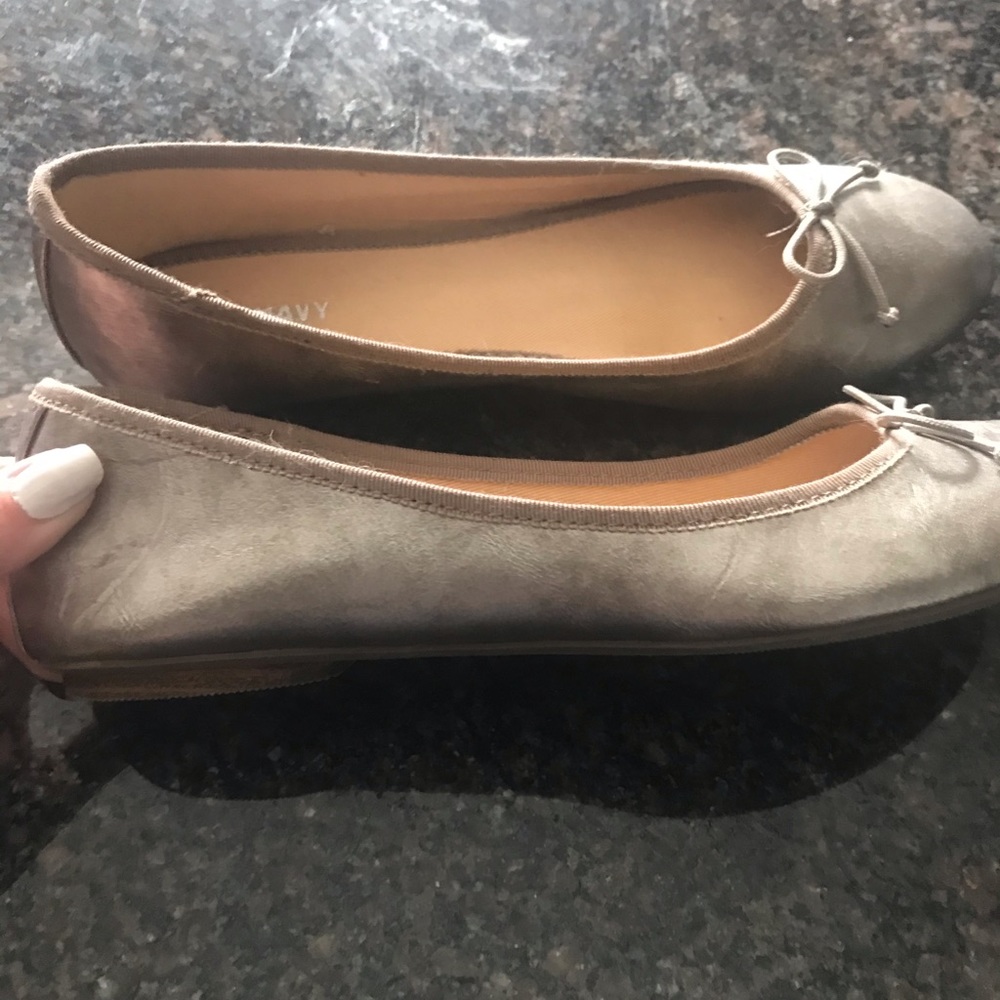 Old Navy size 7 gold flats